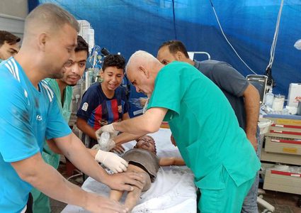 وصول شهداء وإصابات إلى المستشفى الكويتي بعد قصف نفذته طائرات الاحتلال في محيط مسجد السلام برفح.