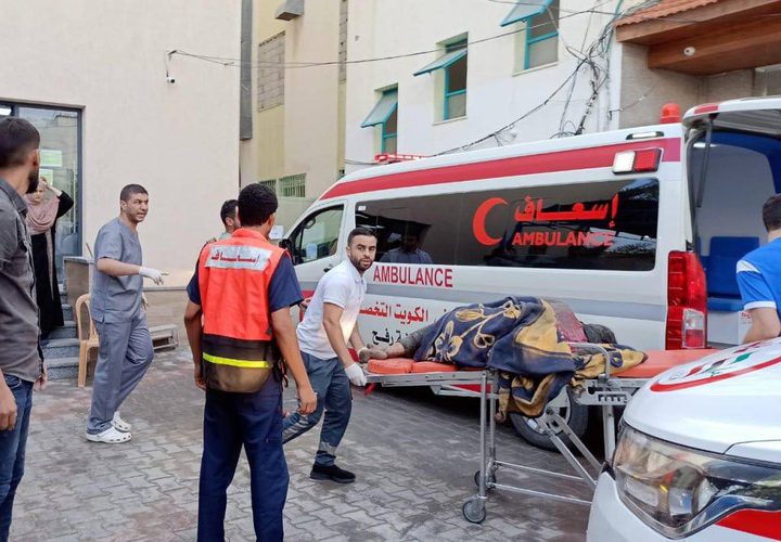 وصول شهداء وإصابات إلى المستشفى الكويتي بعد قصف نفذته طائرات الاحتلال في محيط مسجد السلام برفح.