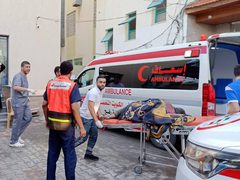 وصول شهداء وإصابات إلى المستشفى الكويتي بعد قصف نفذته طائرات الاحتلال في محيط مسجد السلام برفح.