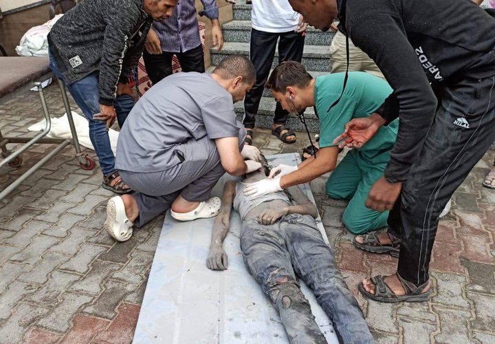 وصول شهداء وإصابات إلى المستشفى الكويتي بعد قصف نفذته طائرات الاحتلال في محيط مسجد السلام برفح.