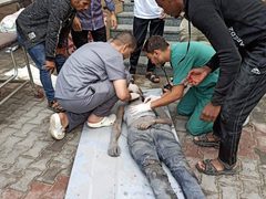 وصول شهداء وإصابات إلى المستشفى الكويتي بعد قصف نفذته طائرات الاحتلال في محيط مسجد السلام برفح.
