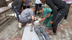 وصول شهداء وإصابات إلى المستشفى الكويتي بعد قصف نفذته طائرات الاحتلال في محيط مسجد السلام برفح.