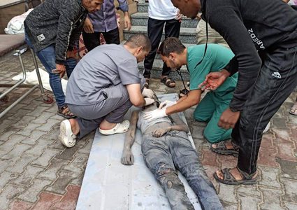 وصول شهداء وإصابات إلى المستشفى الكويتي بعد قصف نفذته طائرات الاحتلال في محيط مسجد السلام برفح.