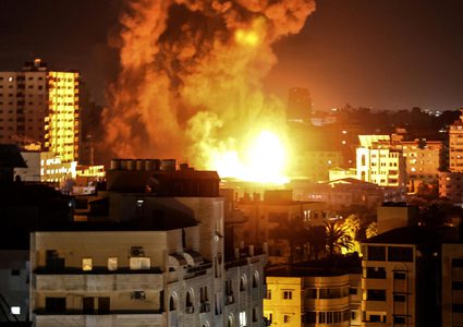 طيران الاحتلال يستهدف محيط مستشفى القدس ومقر الهلال الأحمر غرب غزة