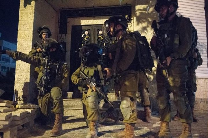 حملة اعتقالات واسعة طالت 65 مواطنا من الضفة