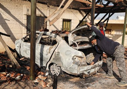 مستوطنون يحرقون مركبة ويهاجمون منازل المواطنين في مادما جنوب نابلس