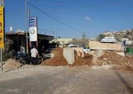 الاحتلال يغلق مدخل بزاريا شمال غرب نابلس بالسواتر الترابية