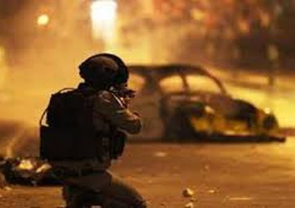 إصابة شاب بالرصاص الحي خلال مواجهات مع الاحتلال في بيت أمر