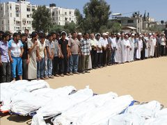 عائلة الأسطل تودع جثامين أكثر من 25 شهيدا من أفرادها بعد قصف منزلهم