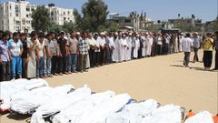 عائلة الأسطل تودع جثامين أكثر من 25 شهيدا من أفرادها بعد قصف منزلهم