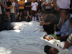 عائلة الأسطل تودع جثامين أكثر من 25 شهيدا من أفرادها بعد قصف منزلهم