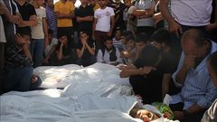 عائلة الأسطل تودع جثامين أكثر من 25 شهيدا من أفرادها بعد قصف منزلهم