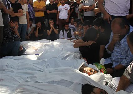 عائلة الأسطل تودع جثامين أكثر من 25 شهيدا من أفرادها بعد قصف منزلهم