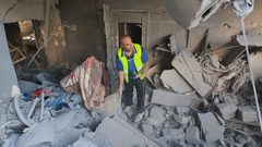 جانب من عمل طواقم الدفاع المدني والطواقم الطبية وعمليات الانقاذ في المنازل بغزة