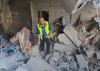 جانب من عمل طواقم الدفاع المدني والطواقم الطبية وعمليات الانقاذ في المنازل بغزة