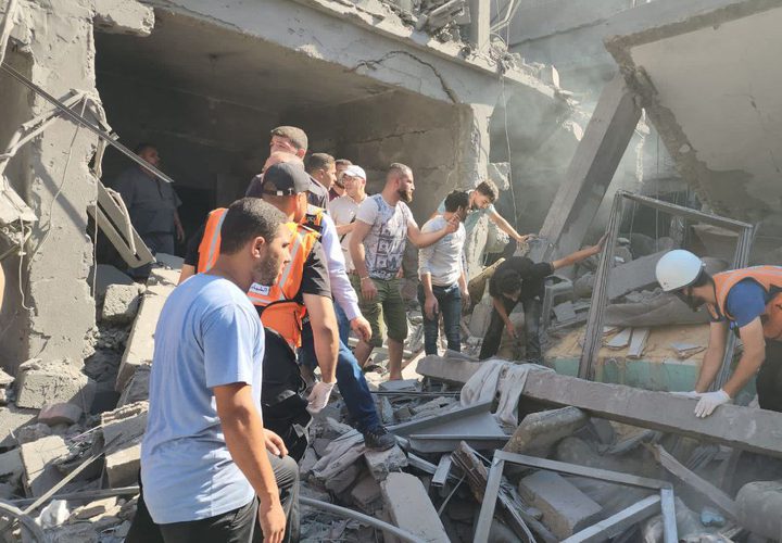جانب من عمل طواقم الدفاع المدني والطواقم الطبية وعمليات الانقاذ في المنازل بغزة