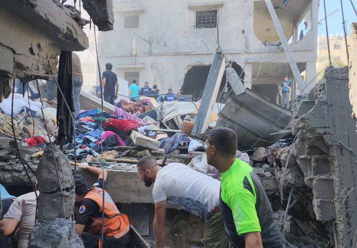 جانب من عمل طواقم الدفاع المدني والطواقم الطبية وعمليات الانقاذ في المنازل بغزة