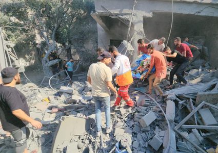 جانب من عمل طواقم الدفاع المدني والطواقم الطبية وعمليات الانقاذ في المنازل بغزة