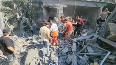 جانب من عمل طواقم الدفاع المدني والطواقم الطبية وعمليات الانقاذ في المنازل بغزة
