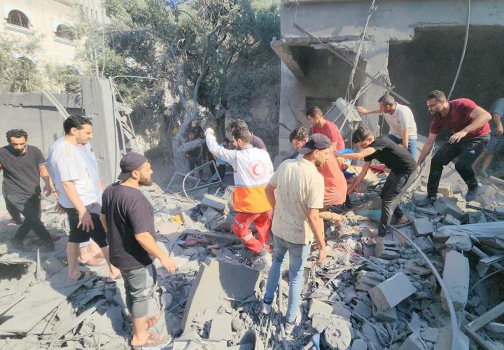 جانب من عمل طواقم الدفاع المدني والطواقم الطبية وعمليات الانقاذ في المنازل بغزة