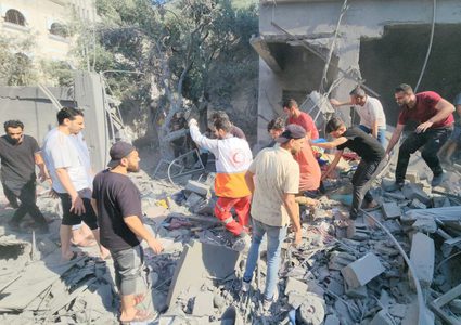 جانب من عمل طواقم الدفاع المدني والطواقم الطبية وعمليات الانقاذ في المنازل بغزة