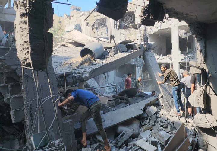 قصف منزل عائلة حبوش في غزة  12 شهيدا وإصابة العشرات والبحث عن مفقودين