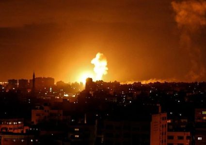 استشهاد طفل رضيع وإصابة آخرين بقصف إسرائيلي على منزل بمخيم النصيرات وسط قطاع غزة