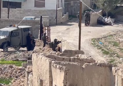 قوات الاحتلال تداهم منازل في مخيم عقبة جبر وتعتقل مواطنا