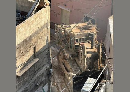 الاحتلال يفرض طوقا مشددا على مخيم نور شمس شرق طولكرم ويجرف شوارعه