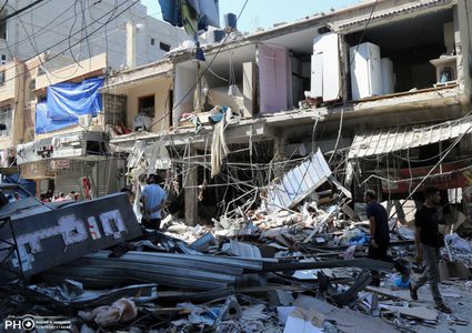 طائرات الاحتلال تدمر منزل لعائلة المجايدة وعدد من المنازل المجاورة له وسط مدينة