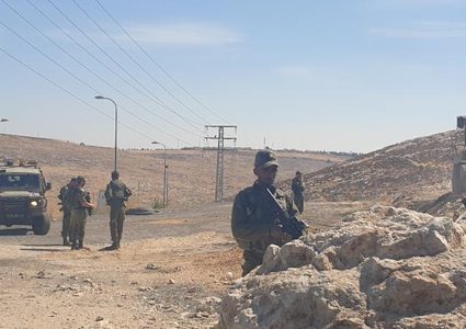 الاحتلال يشق طريقا استعماريا في كفر الديك غرب سلفيت