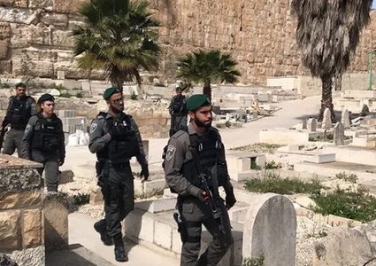 مستعمرون يدنسون مسجد في يطا