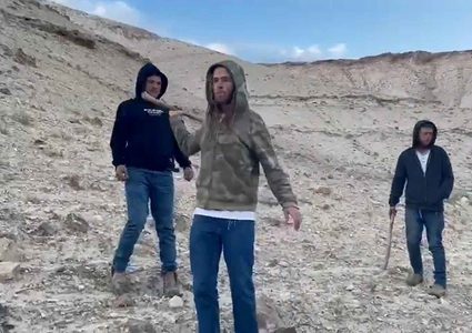 مستوطنون يقيمون خندقا فاصلا في أراض وقفية شمال أريحا