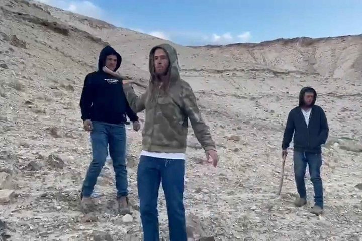 مستوطنون يقيمون خندقا فاصلا في أراض وقفية شمال أريحا