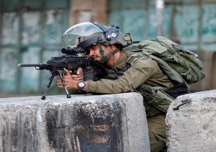 إصابة شاب بجروح خطيرة خلال مواجهات مع الاحتلال في بيتونيا