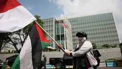 إحراق صور نتنياهو وبايدن خلال تظاهرة حاشدة أمام السفارة الأمريكية في إندونيسيا