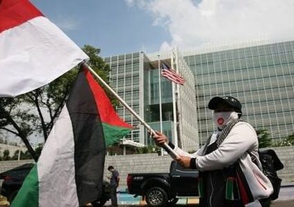 إحراق صور نتنياهو وبايدن خلال تظاهرة حاشدة أمام السفارة الأمريكية في إندونيسيا