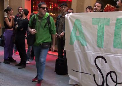 غاضبون بإسبانيا يظهرون في فيديو وهم يحتلون فندقاً لمليونير إسرائيلي