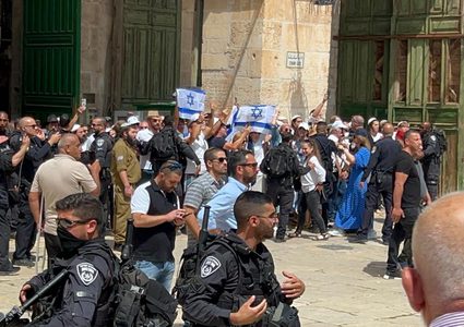 مستوطنون يقتحمون "الأقصى" والاحتلال يمنع الطلبة من الوصول لمدارسهم