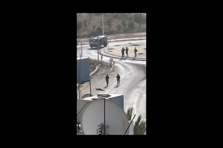 قوات الاحتلال تعدم شابا عند مدخل مخيم العروب