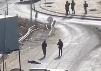 قوات الاحتلال تعدم شابا عند مدخل مخيم العروب