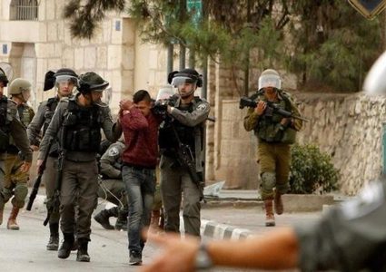 حملة اعتقالات واسعة طالت 120 مواطنا.. قوات الاحتلال تواصل اعتداءاتها بالضفة