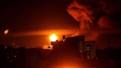 طائرات الاحتلال تقصف محيط مجمع الشفاء الطبي بمدينة غزة