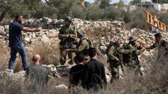 الاحتلال يطرد المزارعين من أراضيهم في سلفيت