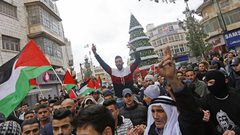 مسيرتان في رام الله ومخيم الجلزون تنديدا بمجازر الاحتلال في قطاع غزة