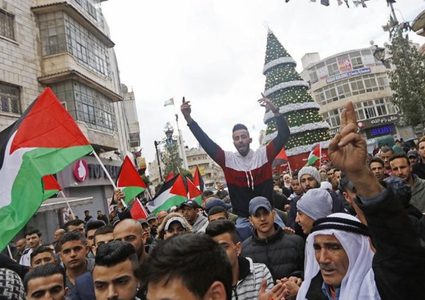 مسيرتان في رام الله ومخيم الجلزون تنديدا بمجازر الاحتلال في قطاع غزة