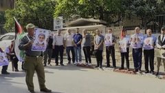 استنكارًا لجرائم الاحتلال .. وقفة تضامنية في طولكرم مع الأسرى وغزة