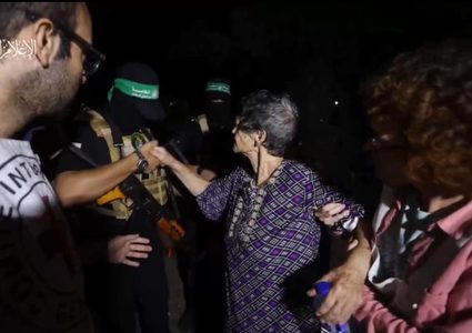 الإسرائيلية المفرج عنها تروي تفاصيل احتجازها في غزة وتهاجم الحكومة الإسرائيلية