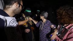 الإسرائيلية المفرج عنها تروي تفاصيل احتجازها في غزة وتهاجم الحكومة الإسرائيلية