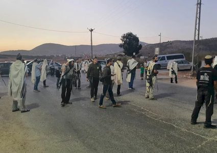 مستوطنون يهاجمون المواطنين في تجمع عرب المليحات